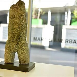 Abstrakte sandfarbene Skulptur