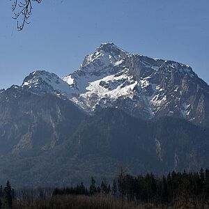 Der Untersberg mächtig und hoch bei blauem Himmel