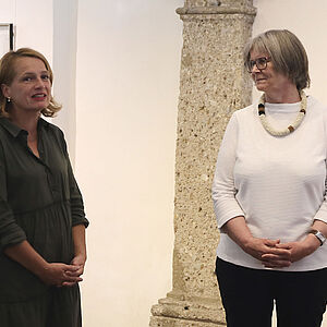 Foto mit Mag. Wagner, Leiterin der Stadtgalerien und der Künstlerin Elisabeth Mauracher