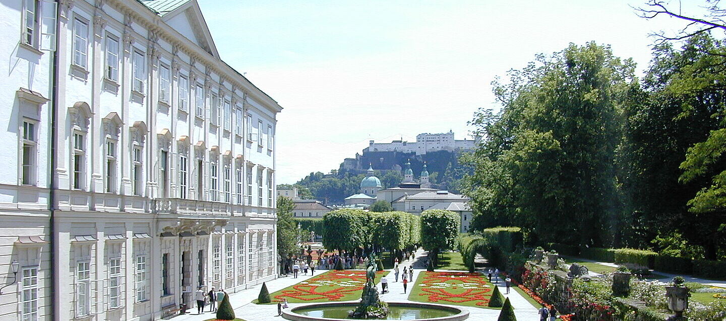 Fundamt im Schloss Mirabell Das Schloss Mirabell mit Garten und der Festung im Hintergrund.