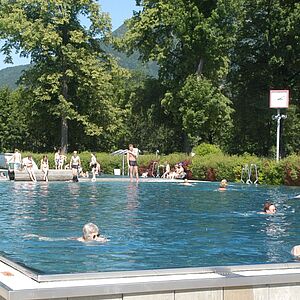 AYA Freibad unter Baeumen