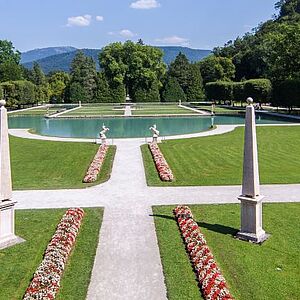 Der grüne Schlosspark Wasserparterre an einem traumhaften Sommertag.