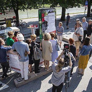 Begrüßung durch Dagmar Aigner bei dem Digitalen CityLight beim Rotkreuz-Parkplatz.