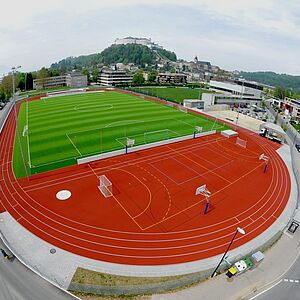 Weitwinkelaufnahme der Sportanlage