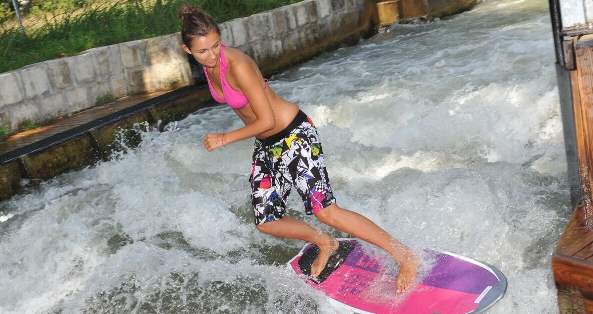 Almwelle Surfwelle Eine Surferin bei der Almwelle