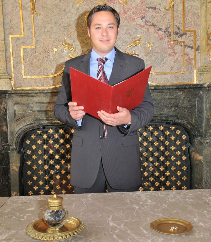 Stefan Fuchs, Leiter Standesamt und Staatsbürgerschaftsevidenz Leiter des Standesamtes Stefan Fuchs bei seiner Arbeit.