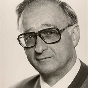 Halbportrait von Heinrich Salfenauer als Schwarz-Weiss Fotografie