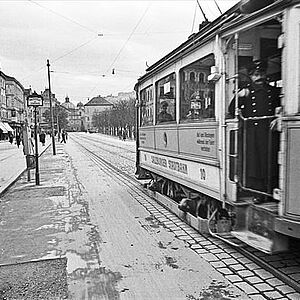 Schwarz-Weiss Fotografie von gelben elektrischen Strassenbahn im Jahre 1940.