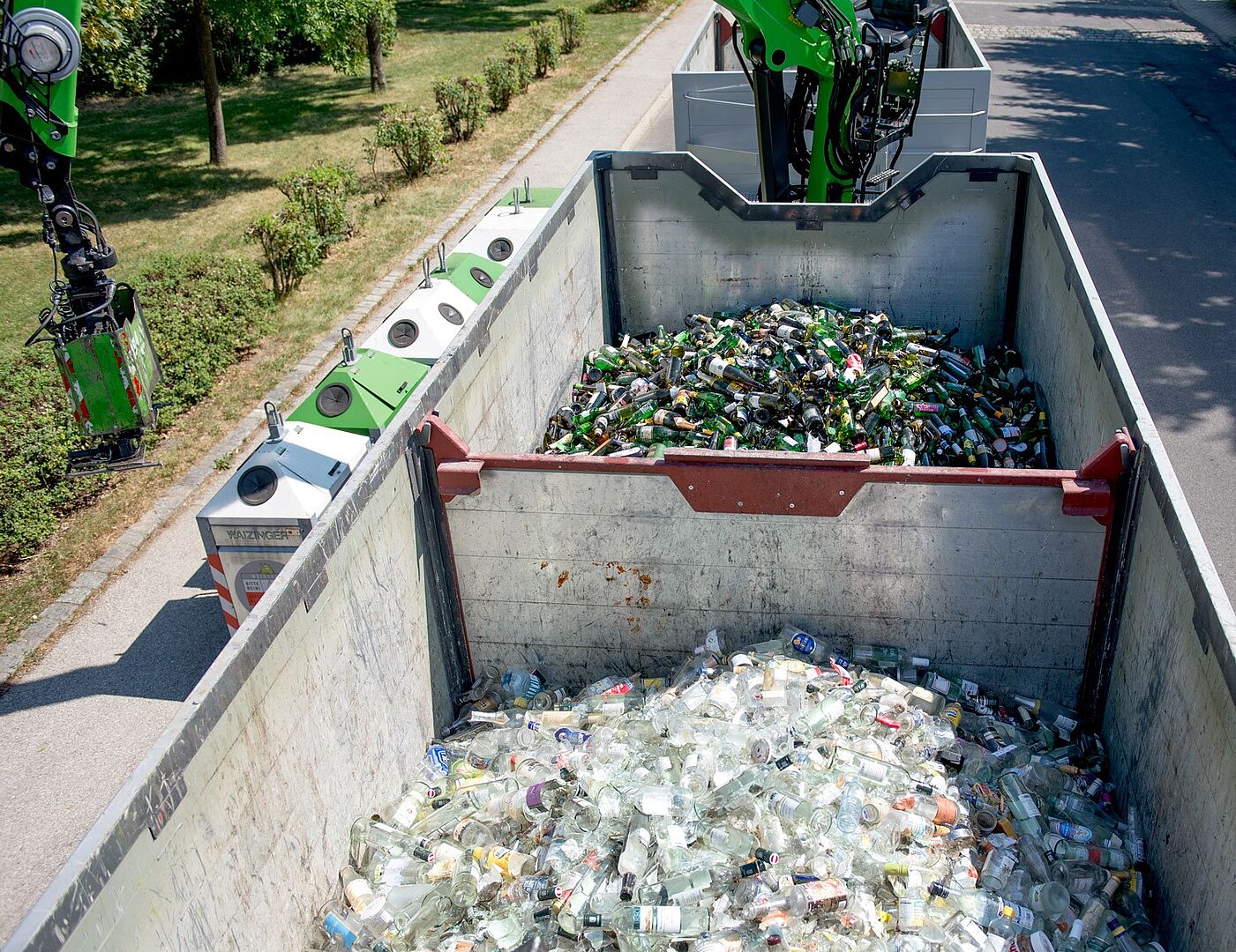 Sammelfahrzeug mit getrennten Kammern