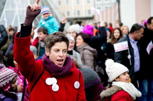 OBR mit dem Frauenbüro Demostration in Salzburg mit einer Frau um Vordergrund.