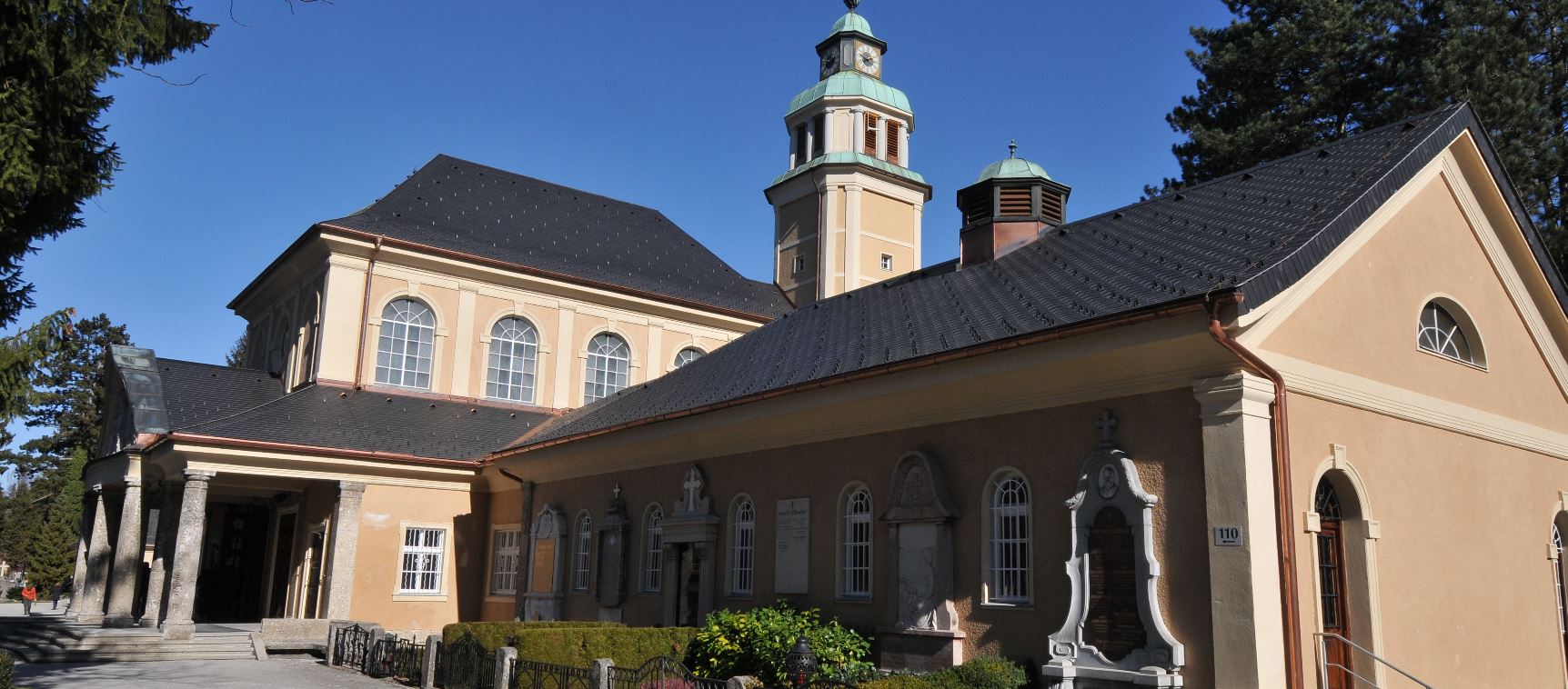 Aussegnungshalle am Kommunalfriedhof Die Aussegnungshalle am Kommunalfriedhof von außen.