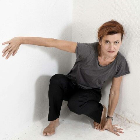 Martina Marini Foto der Künstlerin in hockender Pose