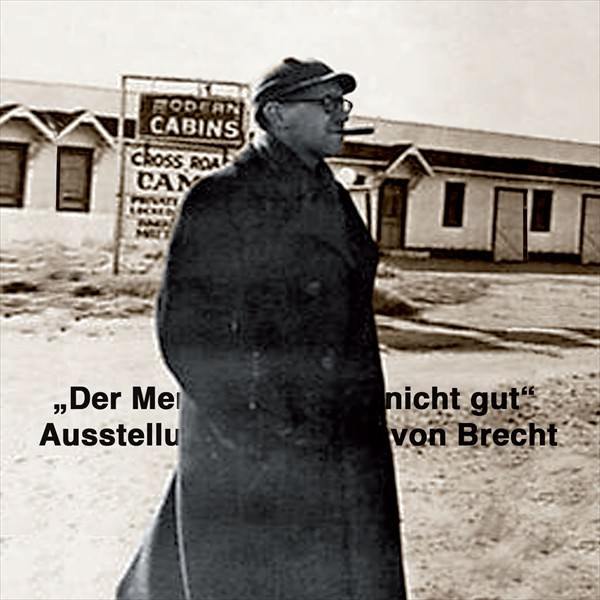 Schwarz-weiß Foto eines Mannes im Mantel mit Brille, Schildkappe und einer Zigarre im Mund.
