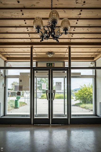 Foto von einem Gebäude im Innenraum mit Blick nach draussen durch eine große Glastür