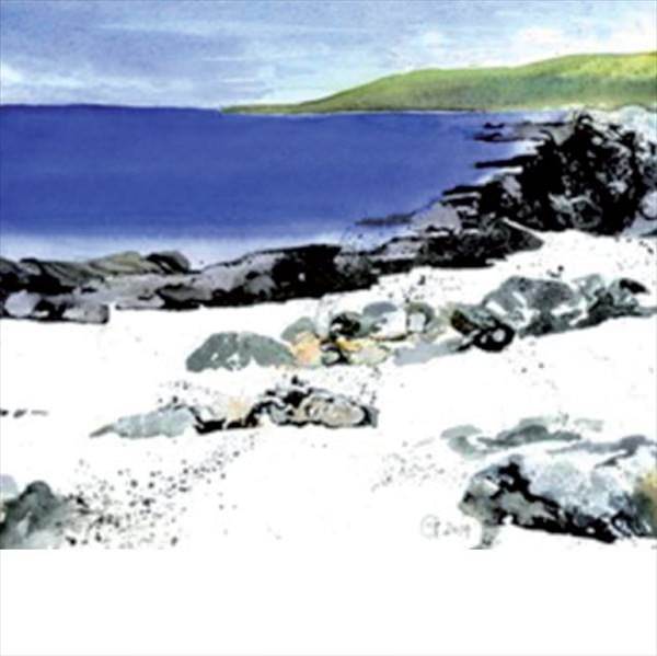 Inselgeschichten Aquarell einer Meeresbucht die zum blauen Wasser hin mit mit dunklen Felsen begrenzt ist. im Vordergrund der Sandstrand. Die Bucht wird im Hintergrund von einem grünen Hügel begrenzt