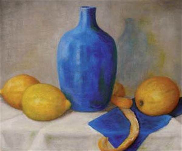 Erfreuliches Stilleben mit einer mittig platzierten blauen bauchigen Flasche auf einer Ablage mit hellem Tischtuch, Zitronen, Apfel eine blaue Serviette mit einer Apfelschale rumdherum platziert.