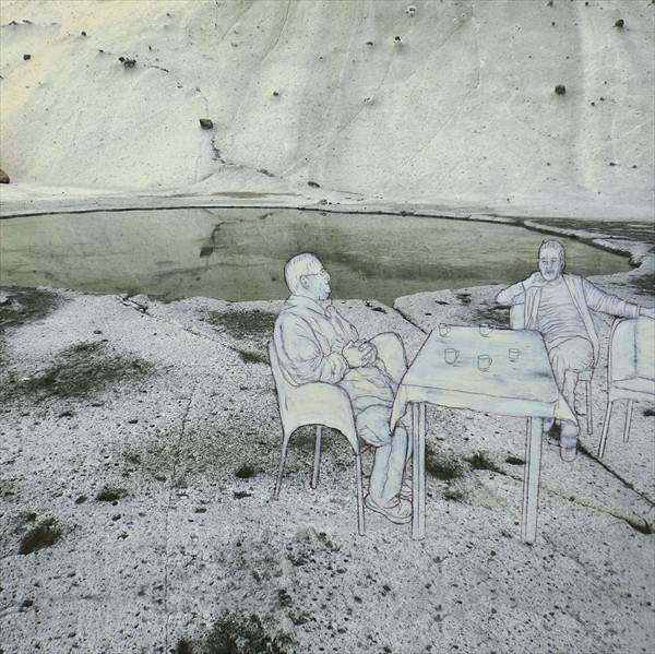 FREUNDSCHAFT, 2015, 50 x 70 cm, schwarz-graues Bild: Zeichnung zweier Männer an einem Tisch sitzend, als Hintergrundfoto eine Steinlandschaft mit kleinem Teich