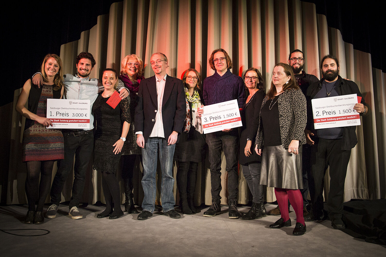 Verleihung Drehbuch-Entwicklungspreise 2017 Die Gewinner und Gewinnerinnen umgeben von Gratulanten