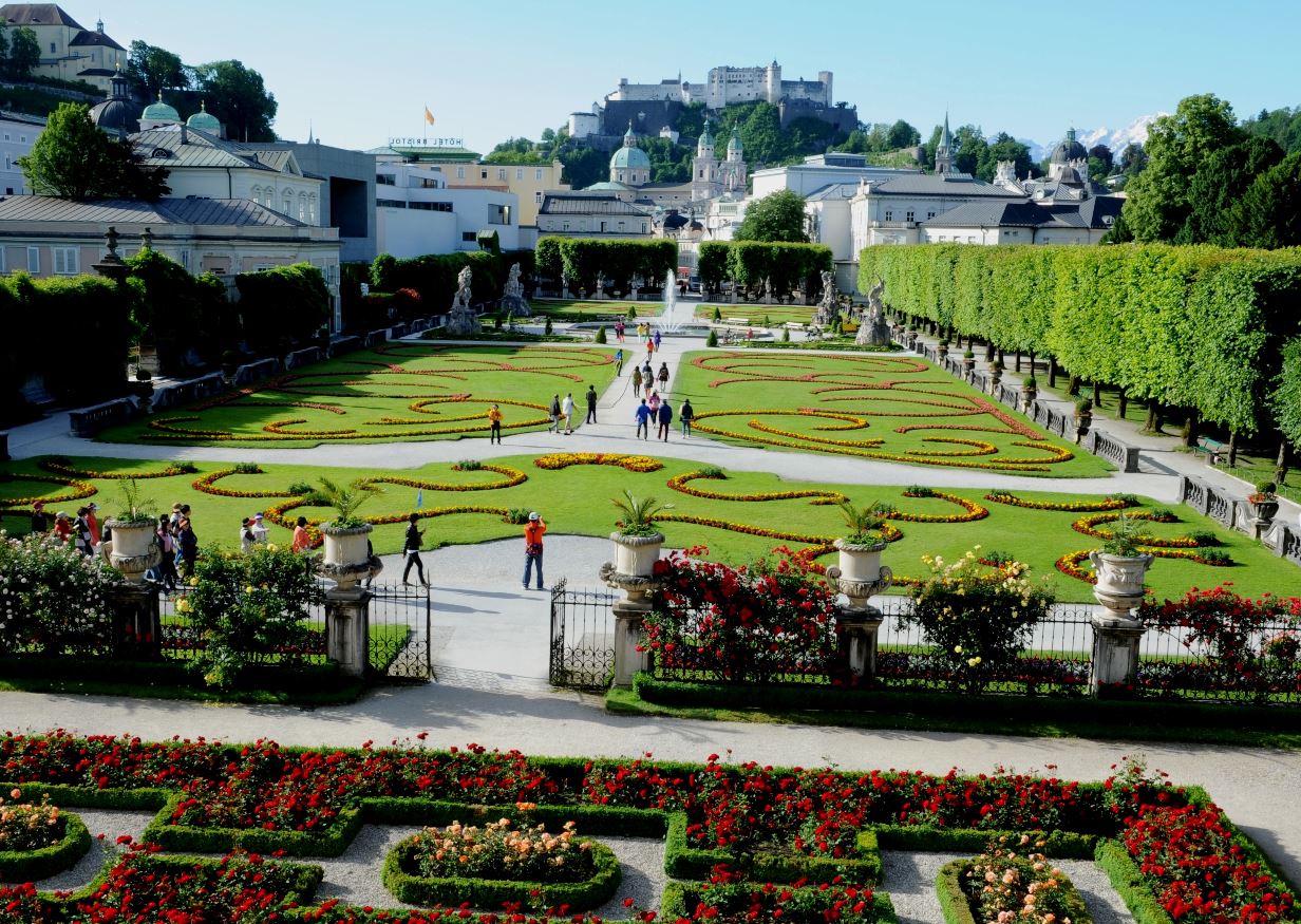 Mirabellgarten mit Festungsblick Der Mirabellgarten mit Blick auf die Festung