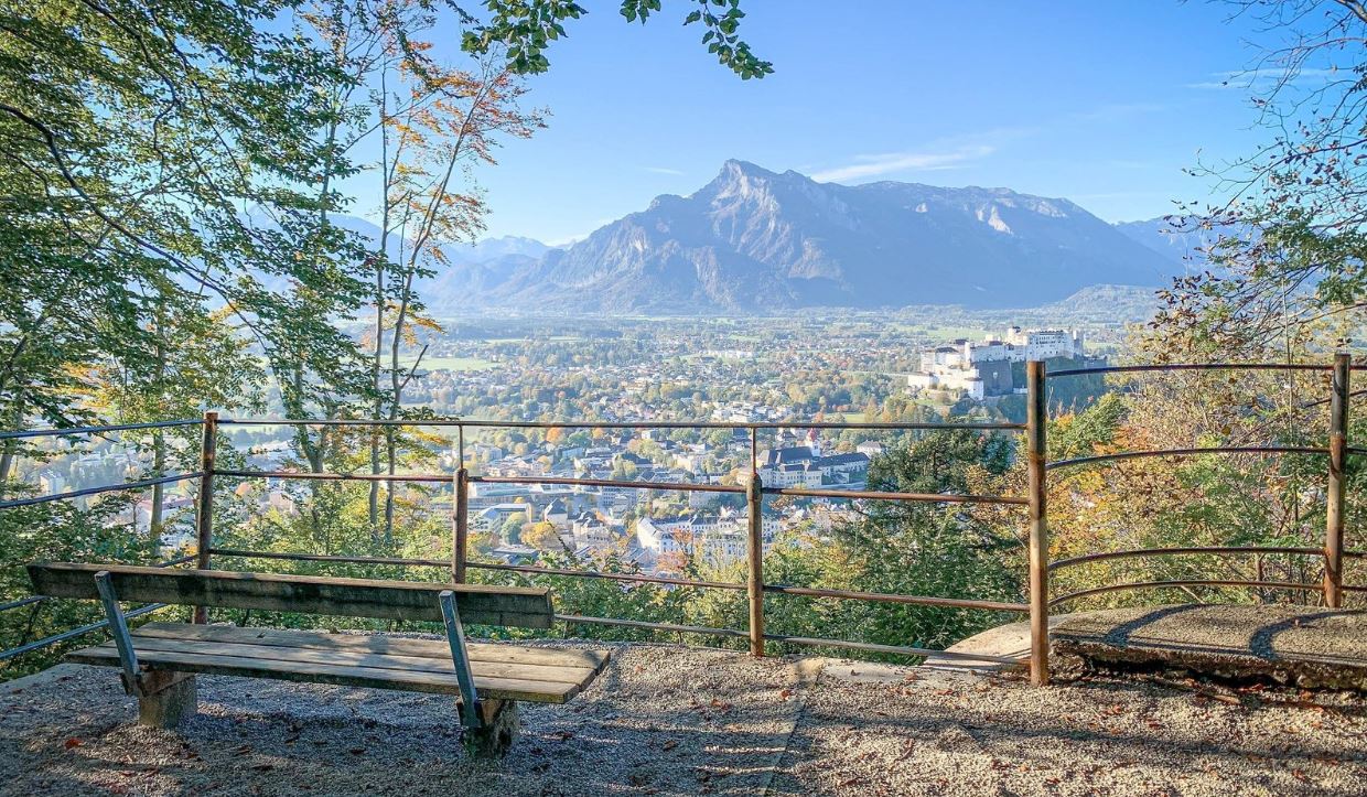 Aussichtsterrasse am Mönchsberg Die Aussichtsterrasse am Mönchsberg mit Aussicht auf die Stadt