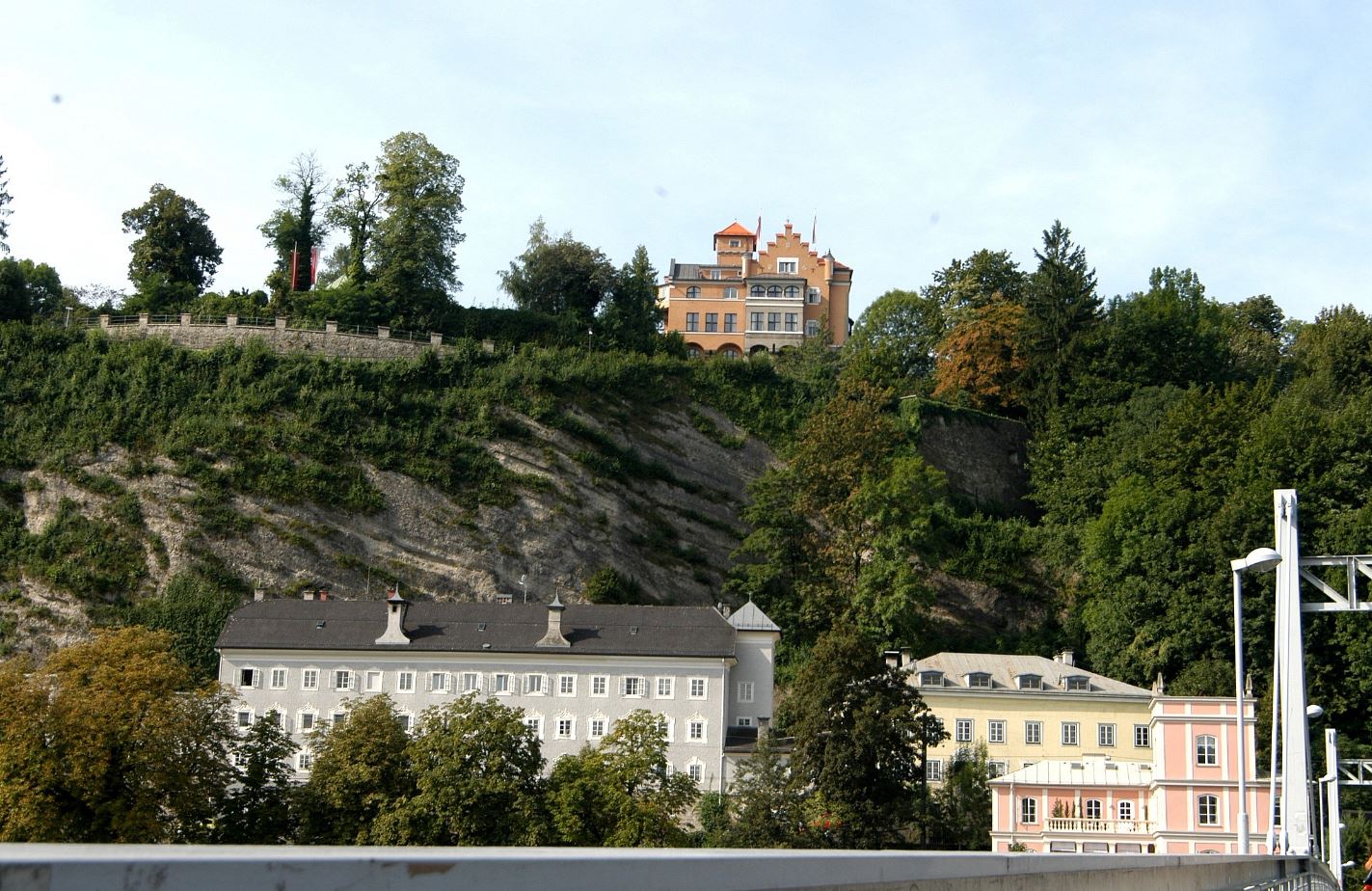 Schloss Mönchsstein Aussicht auf das Schloss am Mönchsstein welches umgeben von Bäumen ist