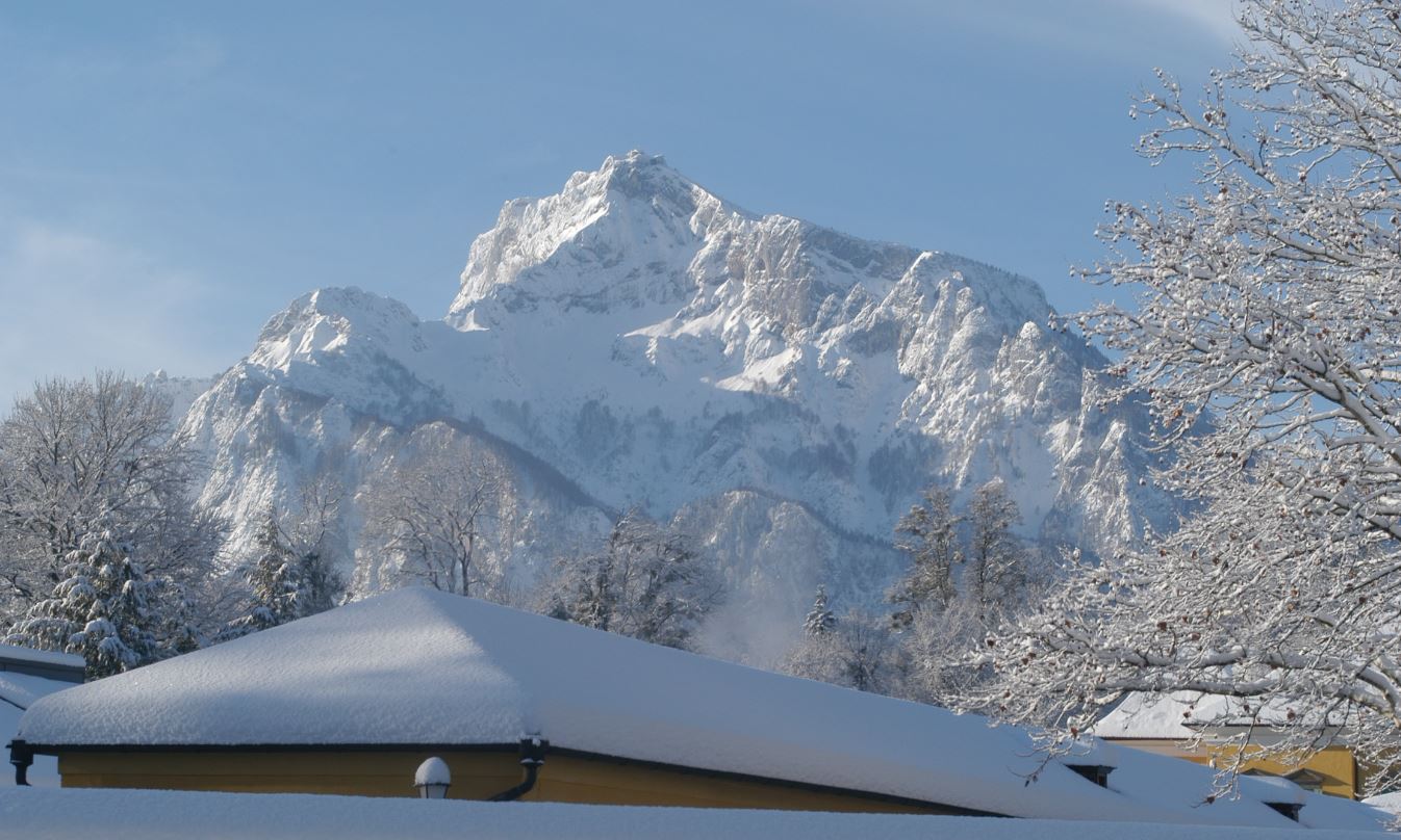 Tiefer Winter am Untersberg Der mit schneebedeckte Untersberg im tiefem Winter