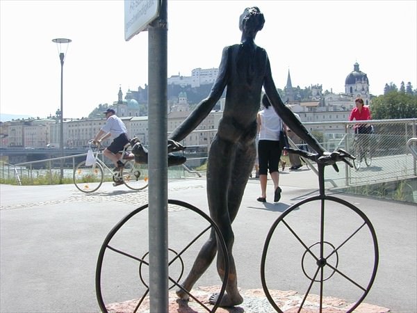 Stadt Salzburg ist Rad Stadt Skulptur mit einer Person mit Rad.