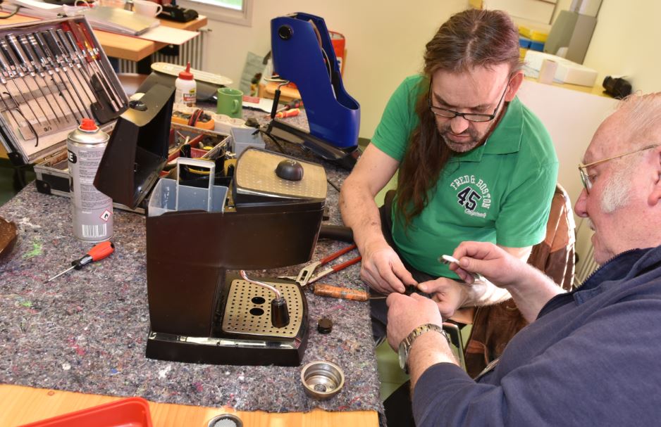 Repair Café, Strubergasse Zwei Männer reparieren im Repair Cafe kaputte Dinge.