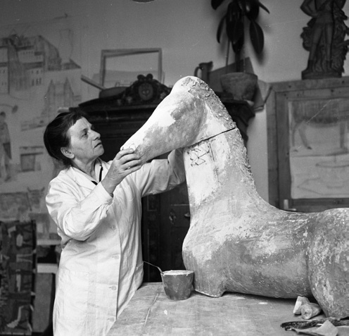 Hilde Heger in ihrer Werkstatt. 1964