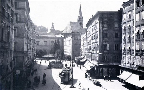 Alter Markt 1910 Schwarz-Weiss Fotografie des Alten Marktes mit dem Florianibrunnen zwischen den Häuserreihen und im Vordergrund die Strassenbahn im Jahre 1910.