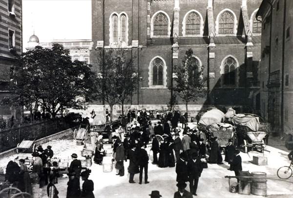 Schrannenmarkt um 1906 Schwarz-Weiss Aufnahme des Marktgeschens am Schrannenmarkt um 1906.