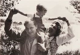 Robert Jungk mit Ehefrau Ruth und Sohn Peter Stephan auf Urlaub in Salzburg