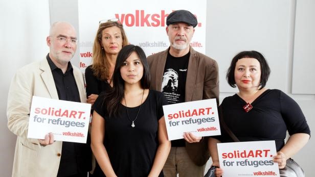 Vladimir Vertlib (links) mit Julya Rabinowich (rechts), Sabine Gruber, Nadia Rida und Erich Fenninger, Bundesgeschäftsführer der Volkshilfe.