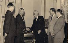 Bürgermeister Dipl.Ing. Richard Hildmann Fuenf Maenner stehen im Bild und gratulieren dem gerade 70 Jahre alt gewordenen Buergermeister Dipl.-Ing. Richard Hildmann.