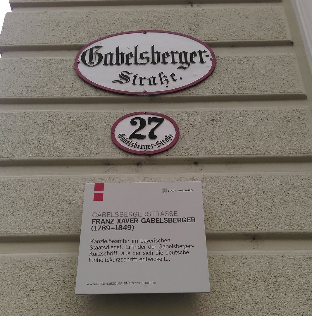 Straßenname, Hausnummer, Hinweisschild Strassennahme, Hausnummer und ein Hinweisschild