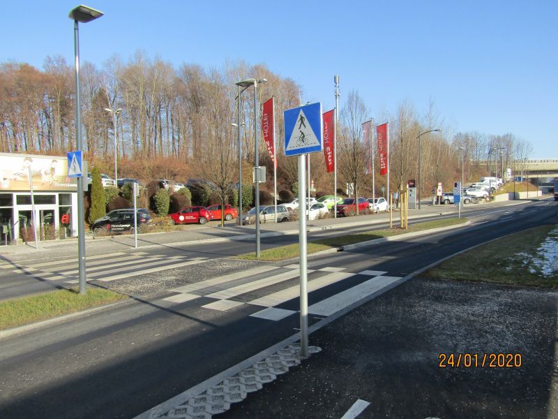 Carl-Zuckmayer-Straße; niveaugleiche Radfahrüberfahrt Niveaugleiche Radfahrueberfahrt an der Carl-Zuckermayer-Strasse