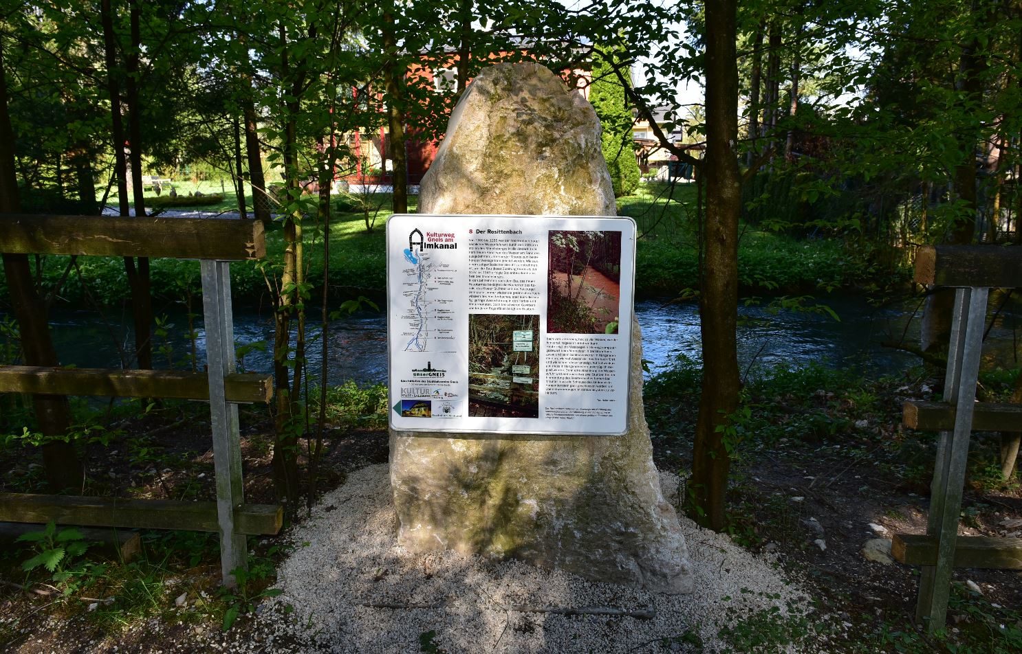 Lebensraum Almkanal Schild beim Almkanal worauf steht, dass hier auch ein Lebensraum existiert.