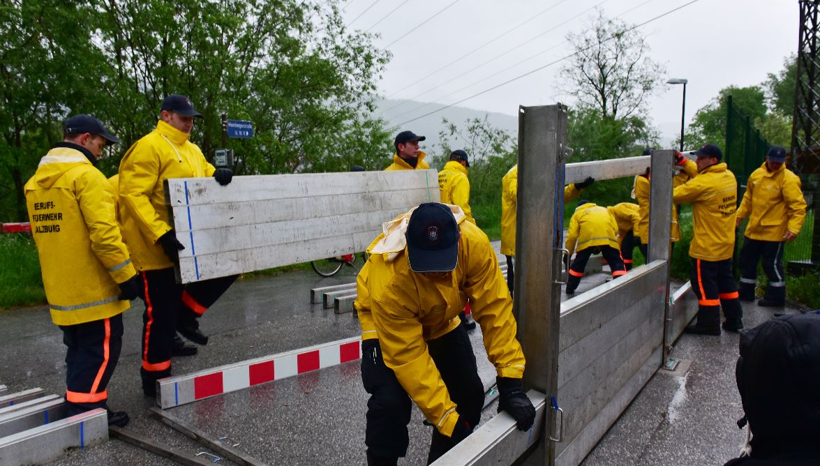 Hochwasserschutz Aufbauten als Übung Bei der Uebung zu Hochwasserschutz Aufbauten sind mehrere Experten beteiligt.
