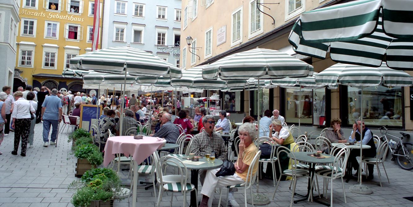 Gastgarten in der Altstadt Ein Gastgarten mit Besuchern in der Altstadt.