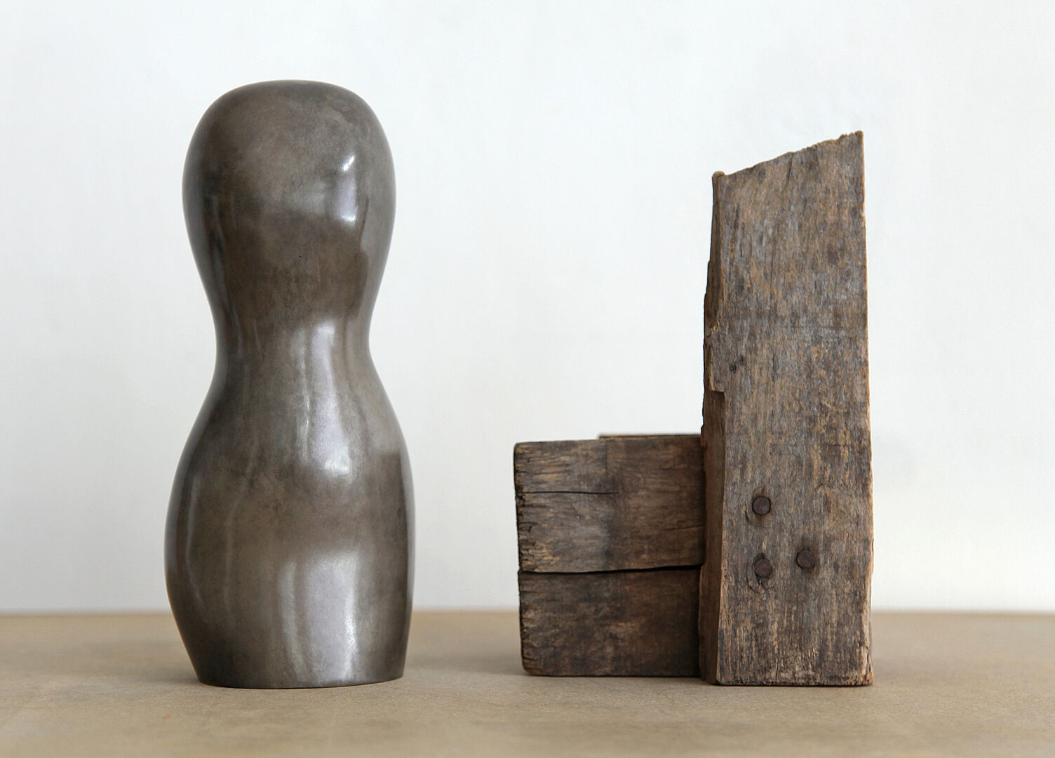 Links: Karin, 1996/2017, Bronze patiniert (23 x 9,5 x 9 cm), Rechts: Paletteneck, 2015 gefunden, Holz (21,5 x 13,5 x 12,5 cm)