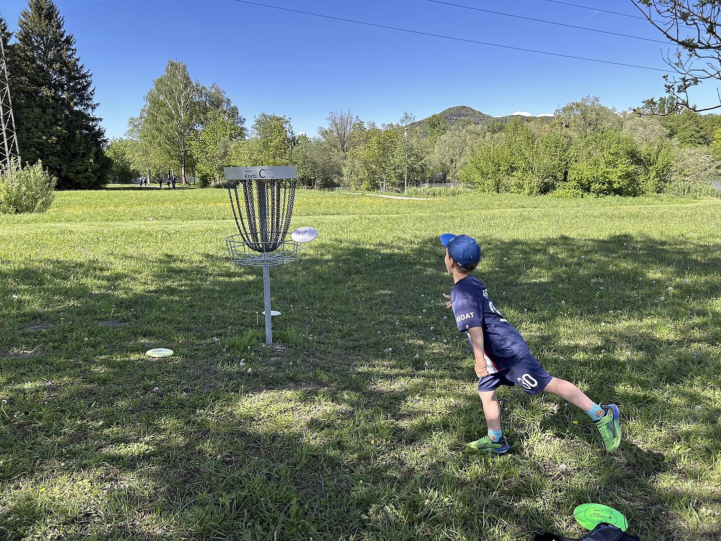 Die Discgolf-Anlage beim Spielplatz Salzachsee Süd.