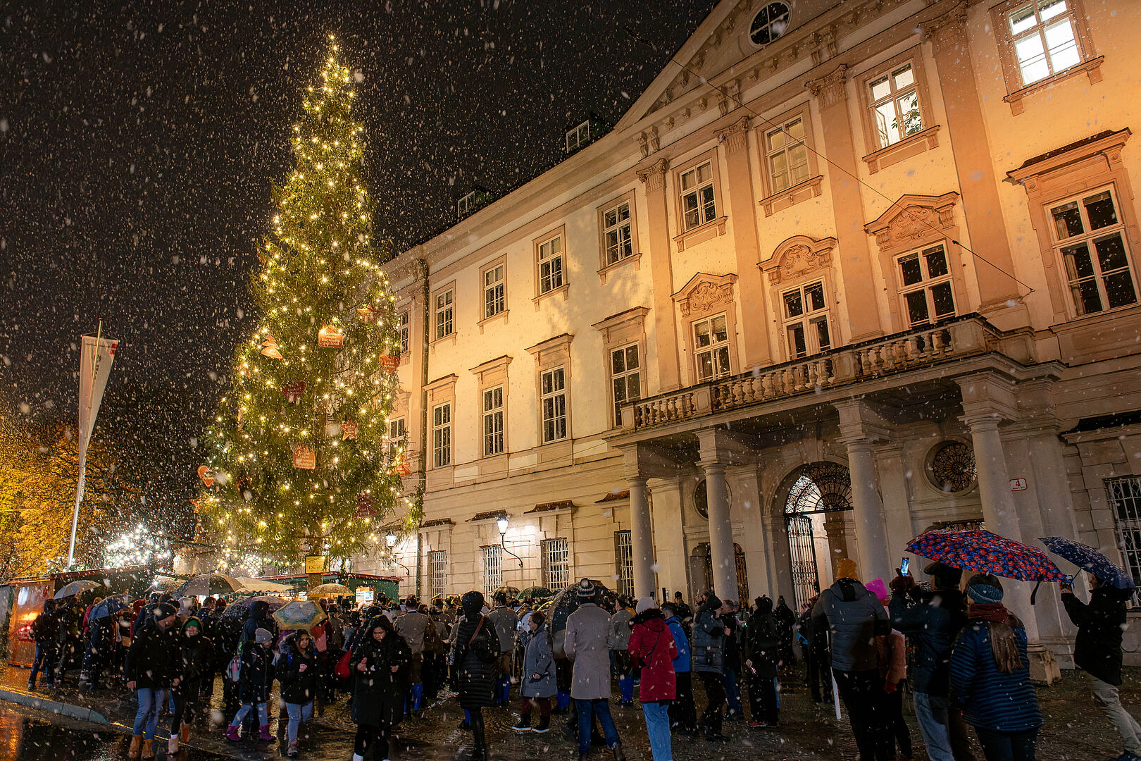 Der festlich beleuchtete Weihnachtsbaum vor dem Schloss Mirabell trägt zur zauberhaften Stimmung bei.