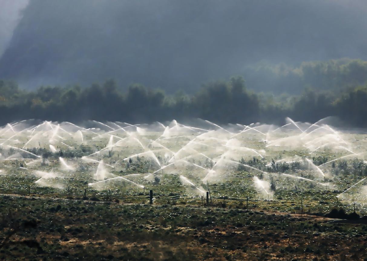 Lisa Truttmann, Water Fields, HD-Video, 2013, 3:31 min. Filmed at State Route 126, Henry Mayo Drive, Los Angeles County