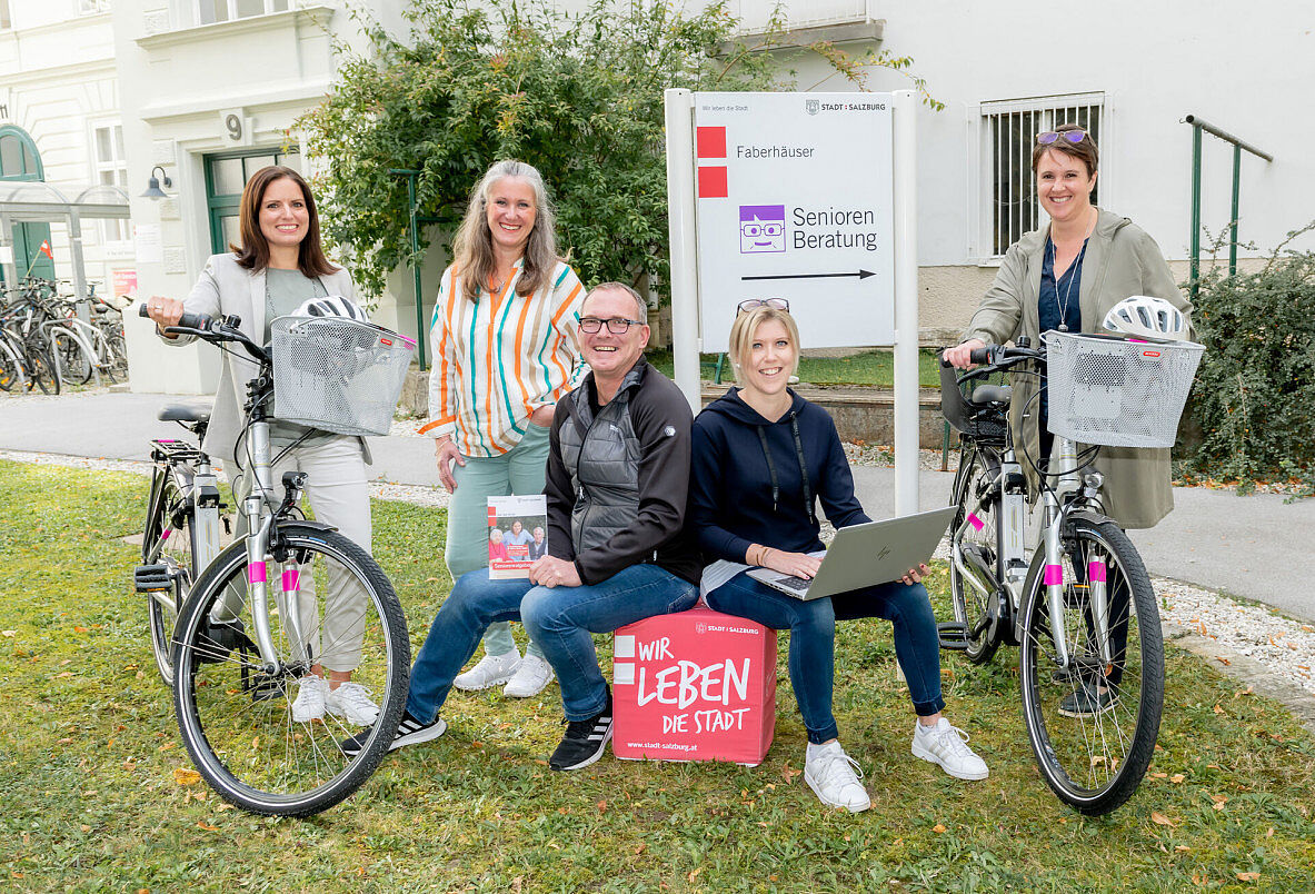 Gruppenbild der Mitarbeiterinnen und Mitarbeiter des Kontaktbesuchteams im Innenhof zum Eingang der Seniorenberatung  