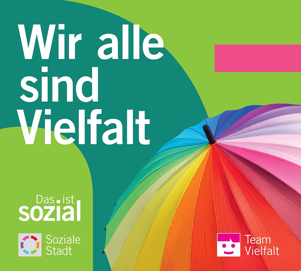 Wir alle sind Vielfalt Das Bild zeigt einen bunten Regenschirm. Er hat viele Farben – zum Beispiel Rot, Orange, Gelb, Grün, Blau und Lila. Die Farben sind wie ein Regenbogen angeordnet. Links im Bild steht in großen, weißen Buchstaben: „Wir alle sind Vielfalt.“ Darunter steht: „Das ist sozial“ und „Soziale Stadt“ – daneben ist ein rundes Symbol mit bunten Farben. Unten rechts ist ein rosa Quadrat mit einem weißen Smiley. Daneben steht: „Team Vielfalt“ Der Hintergrund ist grün mit großen Formen in Dunkelgrün.