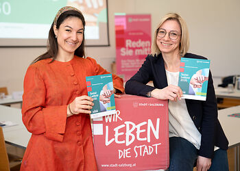 Zwei Fauen (Projektverantwortliche Isabel Bojanovsky und Dienststellenleiterin Barbara Mair) stellen das neue Sozialleitbild der Stadt Salzburg vor.