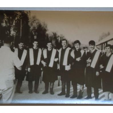 Universitätsabsolventen im Talar